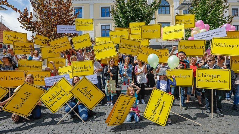 Eltern bei Demo für freie Schülerbeförderung